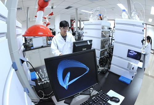 10月18日,凯莱英(天津)的科技人员在进行生物医药技术研发